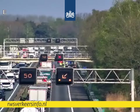 Vrachtwagen raakt vangrail op A67 bij Someren