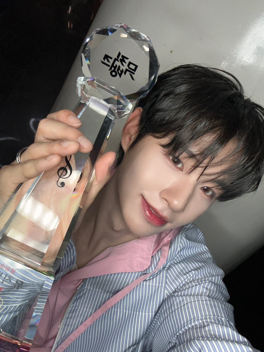CYE_MEMBERS7's tweet photo. 뮤직뱅크 1위 축하해 우리 클로저!! 항상 잊지않고 응원해주고 사랑해줘서 고마웡🫶🏻🤍
매일매일 행복한 날들만 가득하쟈 우리✨

#김성민 #KIMSUNGMIN
#CLOSEYOUREYES #클로즈유어아이즈
#클유아 #CYE https://t.co/RQtWpM3sbk