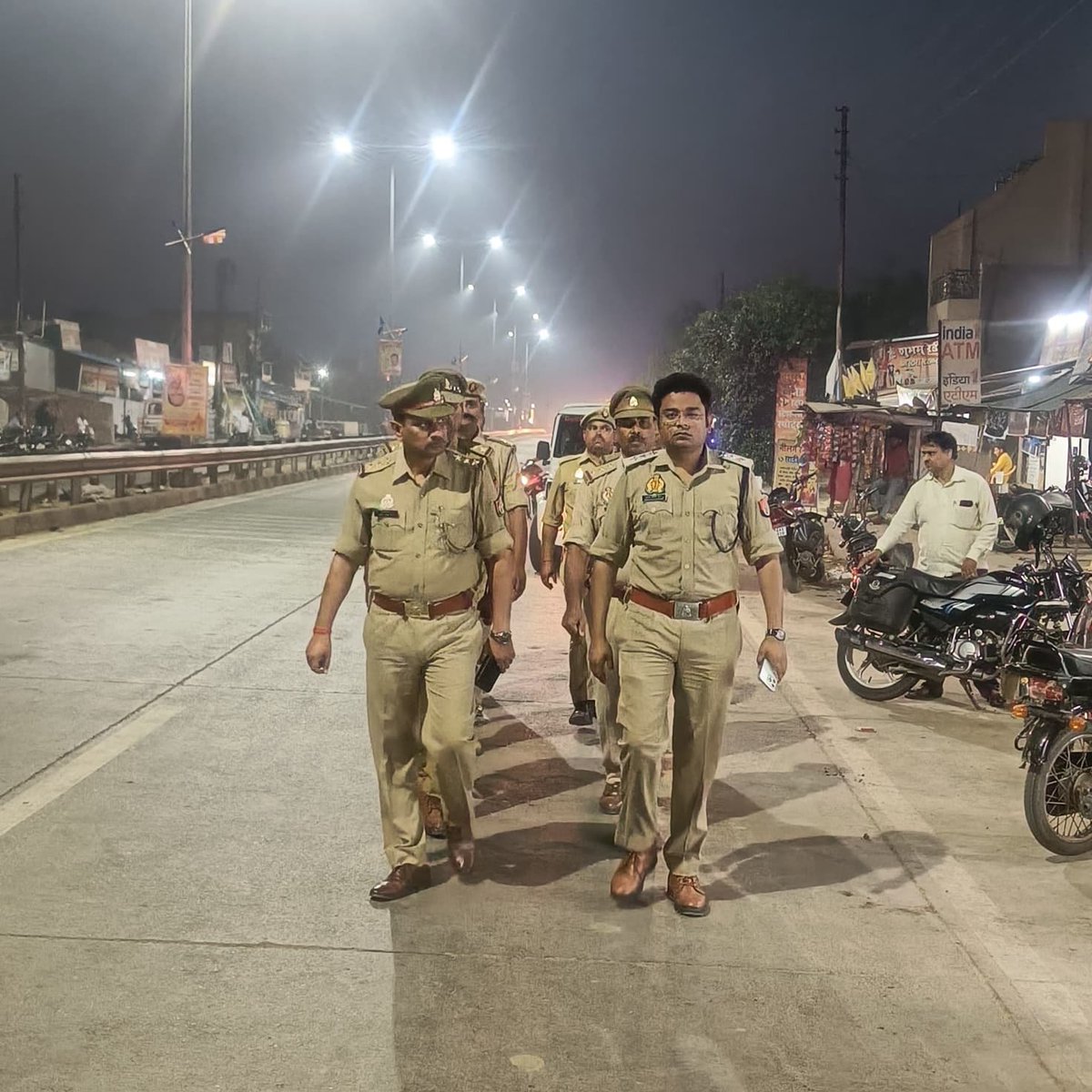sultanpurpolice's tweet photo. पुलिस अधीक्षक सुलतानपुर @ipskunwaranupam के निर्देशन में  CO लम्भुआ मयफोर्स #थाना_को0देहात  पुलिस द्वारा शान्ति एवं कानून व्यवस्था को सुदृढ़ बनाये रखने हेतु थाना क्षेत्रान्तर्गत पैदल गश्त व जनमानस से संवाद कर उन्हें सुरक्षा के प्रति आश्वस्त किया गया।     

#Uppolice https://t.co/BhRIPScn8U
