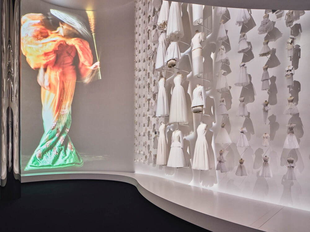 fashionpressnet's tweet photo. ディオール「大阪・関西万博」フランスパビリオン出展、“白いトワル”約400点が並ぶインスタレーション - https://t.co/CiyarxJjWk https://t.co/Ly2YFHHXHp