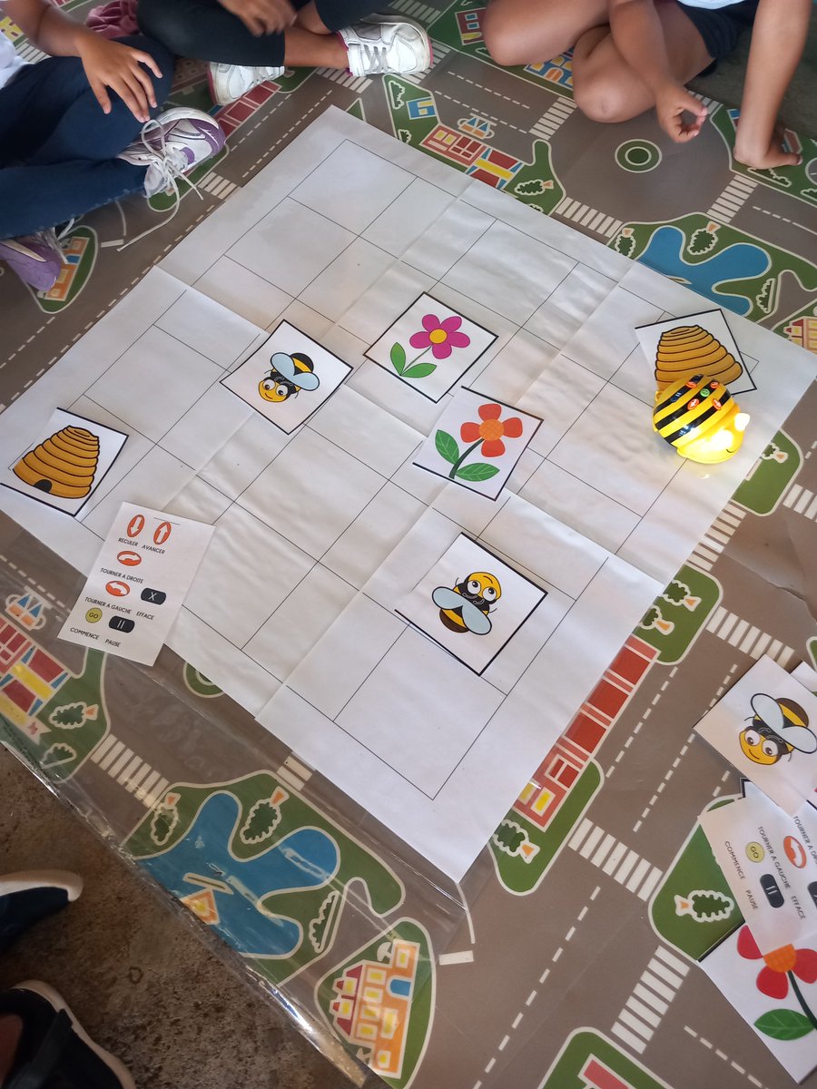 Les élèves du cycle II de l'école René ACHEEN ont réalisé différents challenges autour du robot Bee-bot, le vendredi 28 mars 2025 dans le cadre de la semaine des mathématiques: coder un parcours et effectuer des déplacements sur un quadrillage.