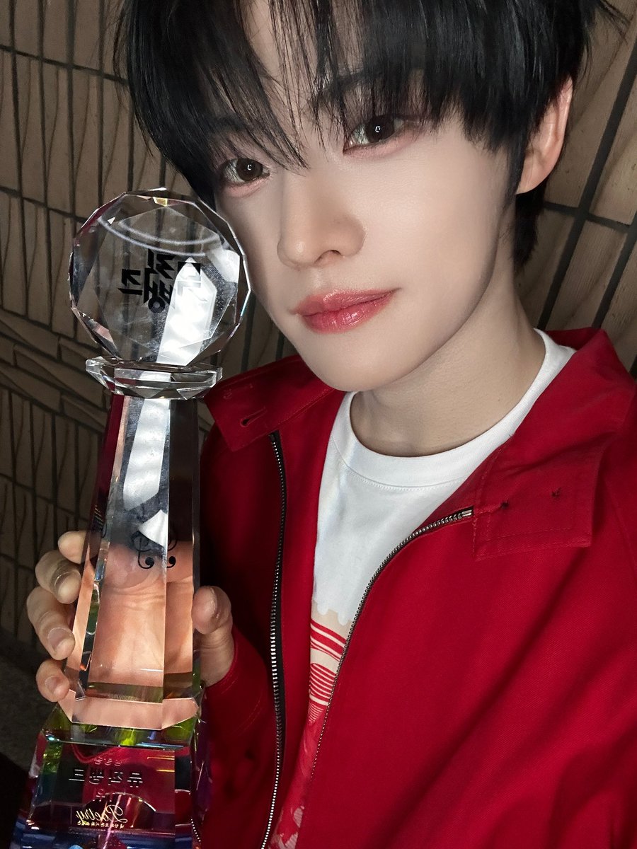 CYE_MEMBERS7's tweet photo. 오늘 뮤직뱅크 1위 너무 고마워요 클로저❣️❣️

#전민욱 #JEONMINWOOK
#CLOSEYOUREYES #클로즈유어아이즈
#클유아 #CYE https://t.co/JI1VnuDxcB