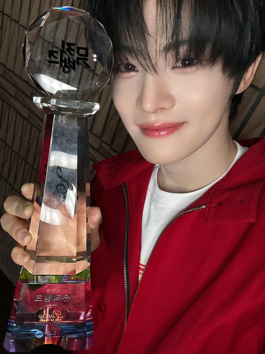 CYE_MEMBERS7's tweet photo. 오늘 뮤직뱅크 1위 너무 고마워요 클로저❣️❣️

#전민욱 #JEONMINWOOK
#CLOSEYOUREYES #클로즈유어아이즈
#클유아 #CYE https://t.co/JI1VnuDxcB