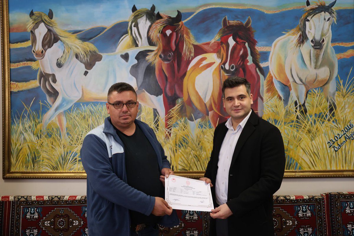 Beylikova Şehit Neşet Gök Halk Eğitim Merkezi ve Beylikova İlçe Tarım Müdürlüğü iş birliğinde açılan 104 saatlik "Sürü Yönetimi Elemanı" kursuna katılan 32 kursiyere sertifikaları Beylikova Kaymakamımız Sn. İsmail ŞANAL tarafından verildi.