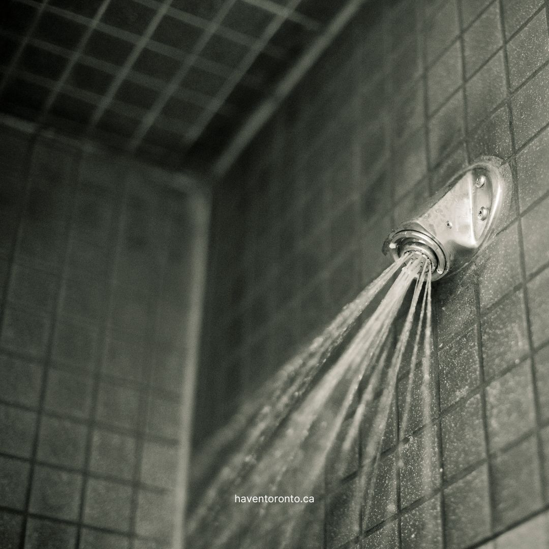 HavenTorontoCA's tweet image. At Haven Toronto, members can access:

🚿 Hot showers
🧺 Laundry facilities
💻 Computers
📚 A quiet library
🎱 Games &amp;amp; pool

More than a drop-in — it’s a safe, welcoming space.
#HavenToronto #SupportWithDignity #TorontoServices