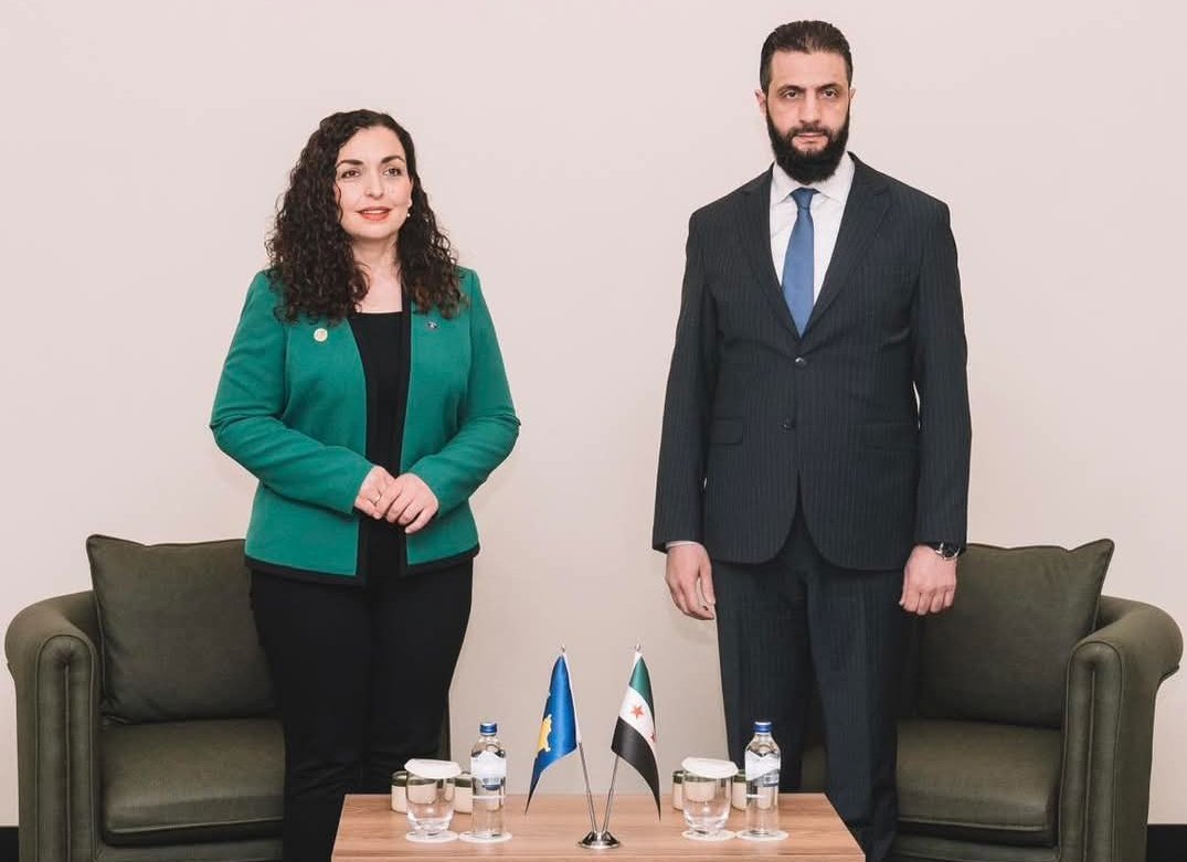 kos_data's tweet photo. 🇽🇰🇸🇾 Kosovo President Vjosa Osmani and Syrian President Ahmed al-Shaara linked up in Antalya.

This marks the first-ever meeting between leaders of the two countries.

Flags of both nations were present during the meeting, and Syria’s presidential account referred to Kosovo as the "Republic of Kosovo".