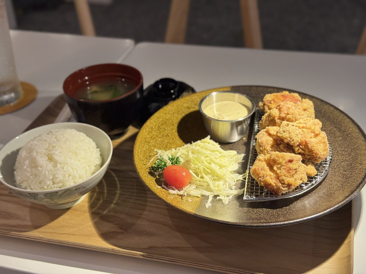 krongkrangz's tweet photo. ร้านเครปคาเฟ่โซนญี่ปุ่น นอกจากจะมีของทานเล่นกับเครื่องดื่มชิลๆแล้ว ตอนนี้มีข้าวแล้วด้วยนะนุช
ปล. ซอสทาร์ทาร์โฮมเมดที่มากับไก่คาราเกะ อร่อยยยย
ไปฝากท้องกันได้นะคะ
#เป๊กผลิตโชค #PeckPalitchoke #crepecafe https://t.co/WAfRyiJ3K0