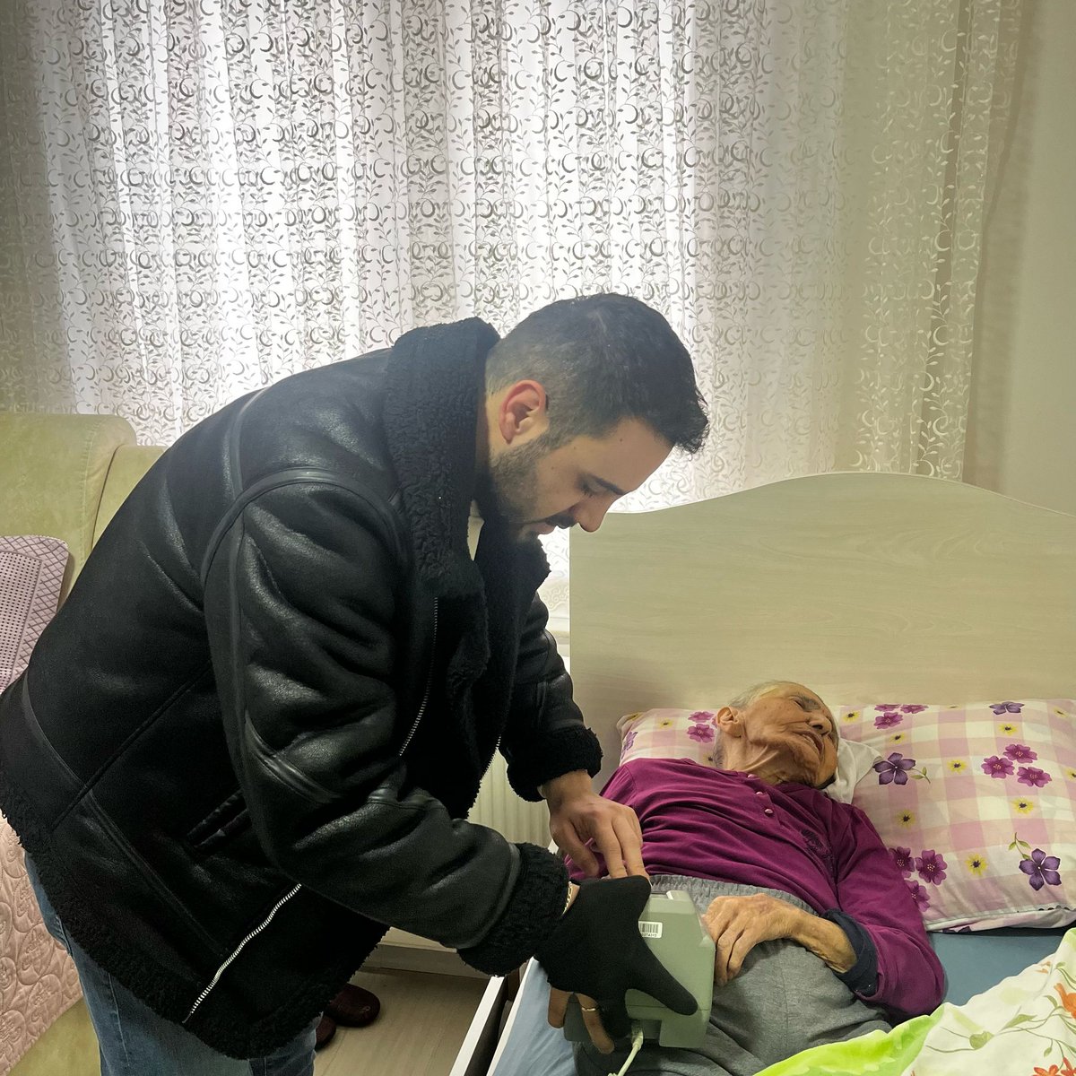 Altındağ İlçe Nüfus Müdürlüğü (@altnufus) on Twitter photo Hava koşullarına rağmen Halka hizmet Hakka hizmet şiarıyla 💪
''Adreste Nüfus Hizmeti'' kapsamında Nüfus Müdürlüğümüze gelemeyen değerli 4⃣ büyüğümüzün kimlik başvurusunu adreslerinde aldık.
<a href="/vasipsahin/">Vasip Şahin</a>
<a href="/edizsurucu/">Ediz Sürücü 🇹🇷🇹🇷🇹🇷</a>
<a href="/ankara_il/">Ankara İl Nüfus ve Vatandaşlık Müdürlüğü</a>
<a href="/MustafaGungorlu/">Mustafa GÜNGÖRLÜ</a>
<a href="/cumaliatilla23/">Cumali Atilla</a>
<a href="/drltsc/">@duralitasci</a> Hava koşullarına rağmen Halka hizmet Hakka hizmet şiarıyla 💪
''Adreste Nüfus Hizmeti'' kapsamında Nüfus Müdürlüğümüze gelemeyen değerli 4⃣ büyüğümüzün kimlik başvurusunu adreslerinde aldık.
<a href="/vasipsahin/">Vasip Şahin</a>
<a href="/edizsurucu/">Ediz Sürücü 🇹🇷🇹🇷🇹🇷</a>
<a href="/ankara_il/">Ankara İl Nüfus ve Vatandaşlık Müdürlüğü</a>
<a href="/MustafaGungorlu/">Mustafa GÜNGÖRLÜ</a>
<a href="/cumaliatilla23/">Cumali Atilla</a>
<a href="/drltsc/">@duralitasci</a>