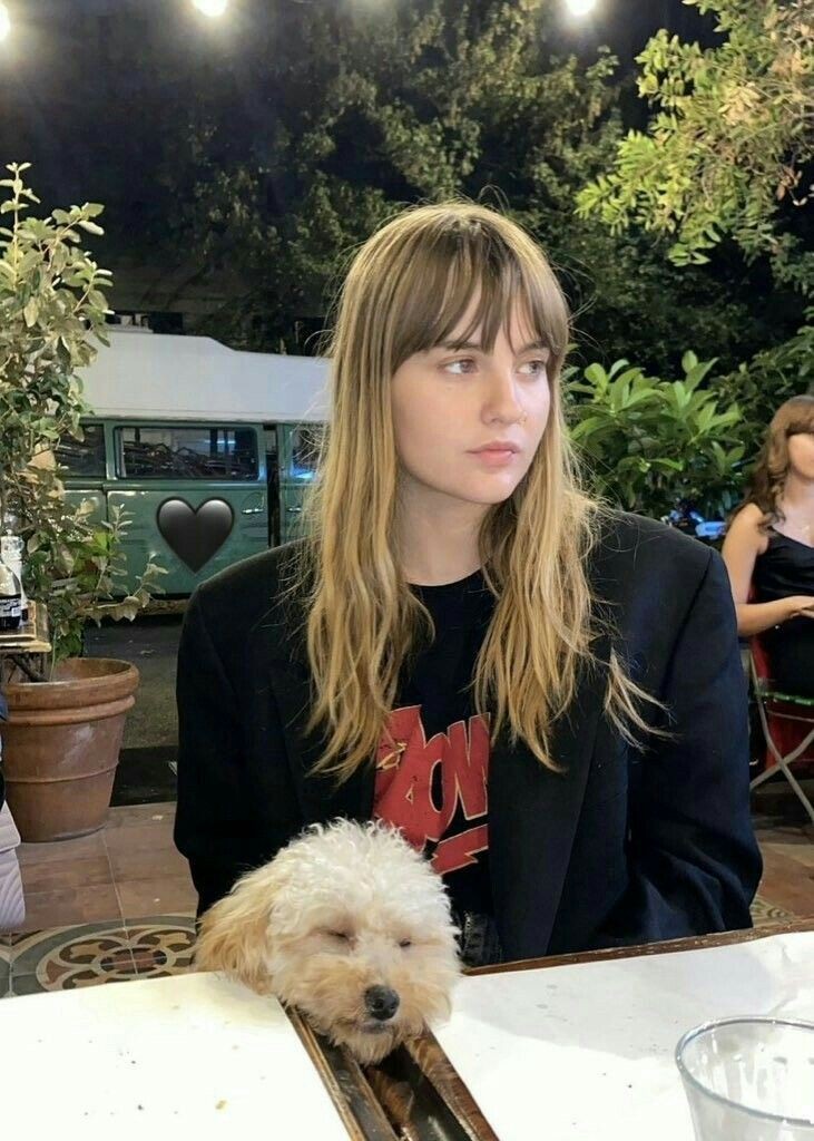 si miras rápido parece que vic tiene una remera de los redondos