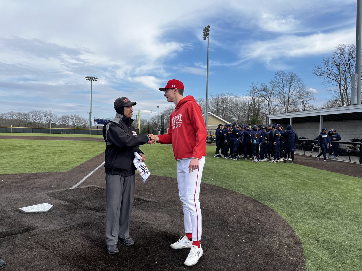 NEWMACsports's tweet photo. OFFICIALS APPRECIATION WEEK 🤝

@WPIAthletics student-athletes handed NEWMAC towels to officials at their game yesterday to thank them for their commitment and dedication to the sport of baseball! 

#GoNEWMAC // #WhyD3 // #ThankARef https://t.co/pY9JPQZbbT