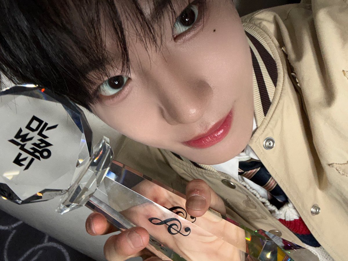 CYE_MEMBERS7's tweet photo. 뮤직뱅크 1위 주셔서 너무 감사드리고 우리 클로저 사랑해요~🫶🏻
앞으로 더더더 멋진 무대 보여드릴게요!!

#송승호 #SONGSEUNGHO
#CLOSEYOUREYES #클로즈유어아이즈
#클유아 #CYE https://t.co/dozsHr7VF5