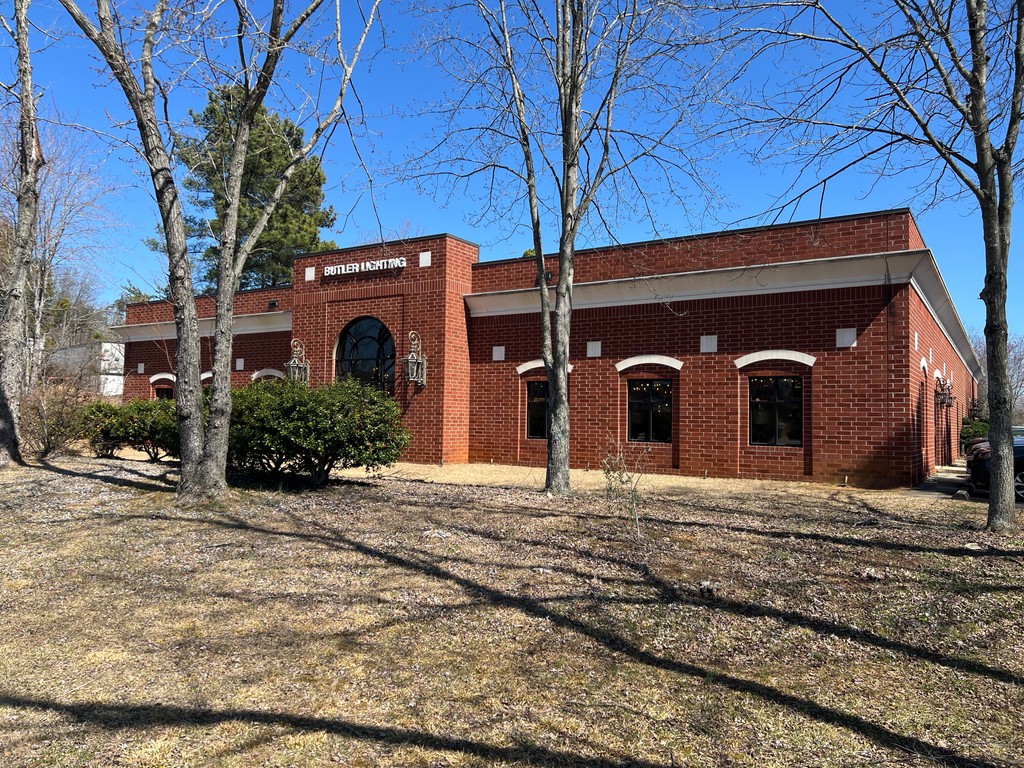 Established in 1991 by Carlos Butler, Butler Lighting's High Point showroom is a premier destination for industry professionals seeking high-quality lighting. This facility showcases an extensive selection of lighting, catering to a diverse range of projects.