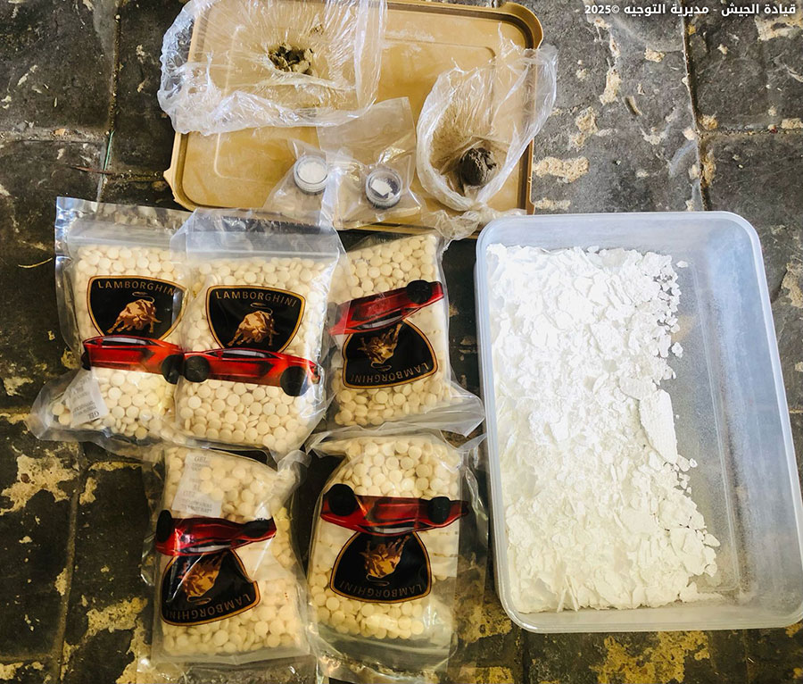 LebarmyOfficial's tweet photo. بتاريخ ١١ / ٤ / ٢٠٢٥، دهمت وحدة من الجيش تؤازرها دورية من مديرية المخابرات منازل مطلوبين في منطقة القصر - الهرمل، وأوقفت المواطنَين (خ.ز.) و(م.ز.) المطلوبَين لارتكابهما جرائم مختلفة منها الخطف، والاتجار بالبشر والأسلحة والمخدرات، والسرقة، وضبطت في حوزتهما أسلحة وذخائر حربية وأعتدة عسكرية، بالإضافة إلى كمية من المخدرات، كما أوقفت السوري (ع.ع.) لاتجاره بالمخدرات لصالحهما.
كذلك دهمت وحدتان من الجيش تؤازر كلًّا منهما دورية من مديرية المخابرات منازل مطلوبين في بلدتَي جدرا - الشوف وحورتعلا - بعلبك، وضبطت أسلحة وذخائر حربية، بالإضافة إلى كمية من المخدرات.
سُلمت المضبوطات وبوشر التحقيق مع الموقوفين بإشراف القضاء المختص.
#الجيش_اللبناني #LebaneseArmy
https://t.co/vK52OfbTK8