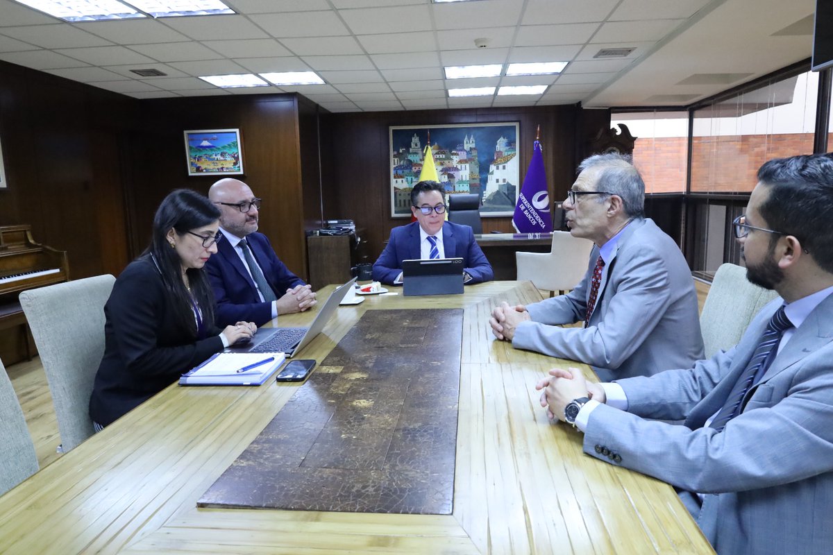 RobertoRomeroV's tweet photo. Me reuní con representantes del @FMInoticias para fortalecer la cooperación técnica y el intercambio de conocimientos. Dialogamos sobre los retos de la supervisión bancaria y el compromiso del Ecuador con las buenas prácticas internacionales. https://t.co/IgeTUVBLPR