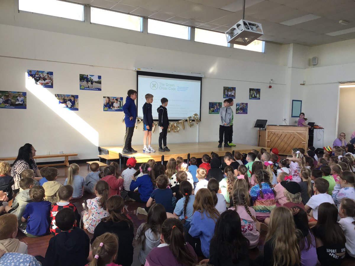 Our Junior Road Safety Officers have done a great job today educating all of our pupils on the 'Green Cross Code'.

Da iawn Pawb!