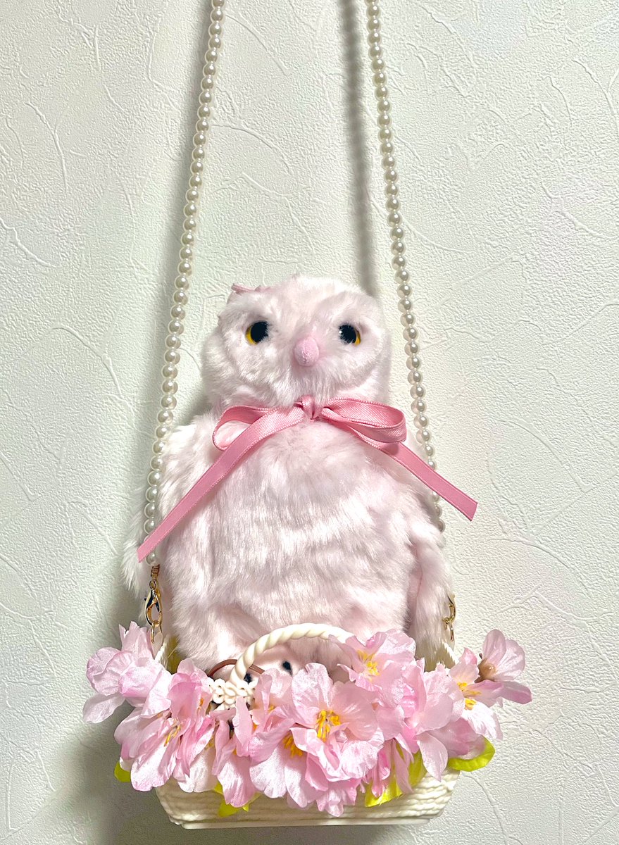kinako_hamham1's tweet photo. 桜フクロウの止まり場🧺🌸
桜の飾りとパールのチェーンがとっても可愛い✨
Miulちゃん @m0x0hr 作🦅💙 https://t.co/aHtIhtyr2V