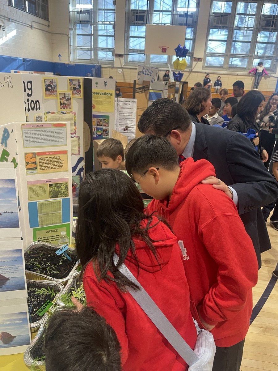 94QDavidDPorter's tweet image. #D26ScienceExpo2025 was another success! Students @PS94DavidPorter enjoyed sharing their projects & findings @D26Team @PTAofPS94Q @NYCSchools #STEM #engineeringdesign #innovators 🐼🏅 @STEAMinQueens @PS94Makerspace @MrsQuartarone