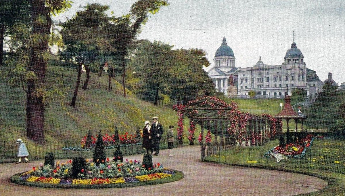 UNION TERRACE GARDENS #ABERDEEN. This is how the gardens looked in The 1930s. 

(cheers, Gordon Ferrier)