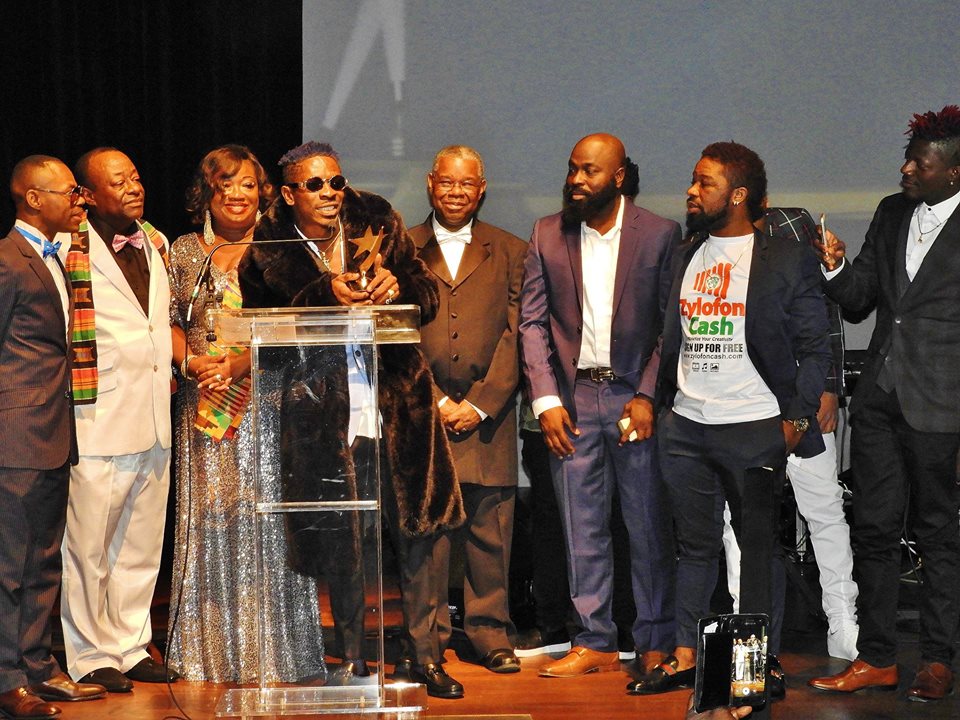 AfricaFactsZone's tweet photo. Shatta Wale becomes the first African Artiste to win 3 awards in one night at the 2025 International Reggae and World Music Awards.

He won the awards for Best Crossover Song, Best African Dancehall Entertainer and Best Music Video.

He is the most awarded African Artiste at the awards show with 9 awards.
