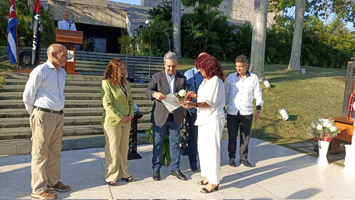 📜Desde la Plaza Ernesto Guevara se realizó el acto de la primera graduación de las especialidades en Administración Pública y Dirección Empresarial de la #UCLVnuestra