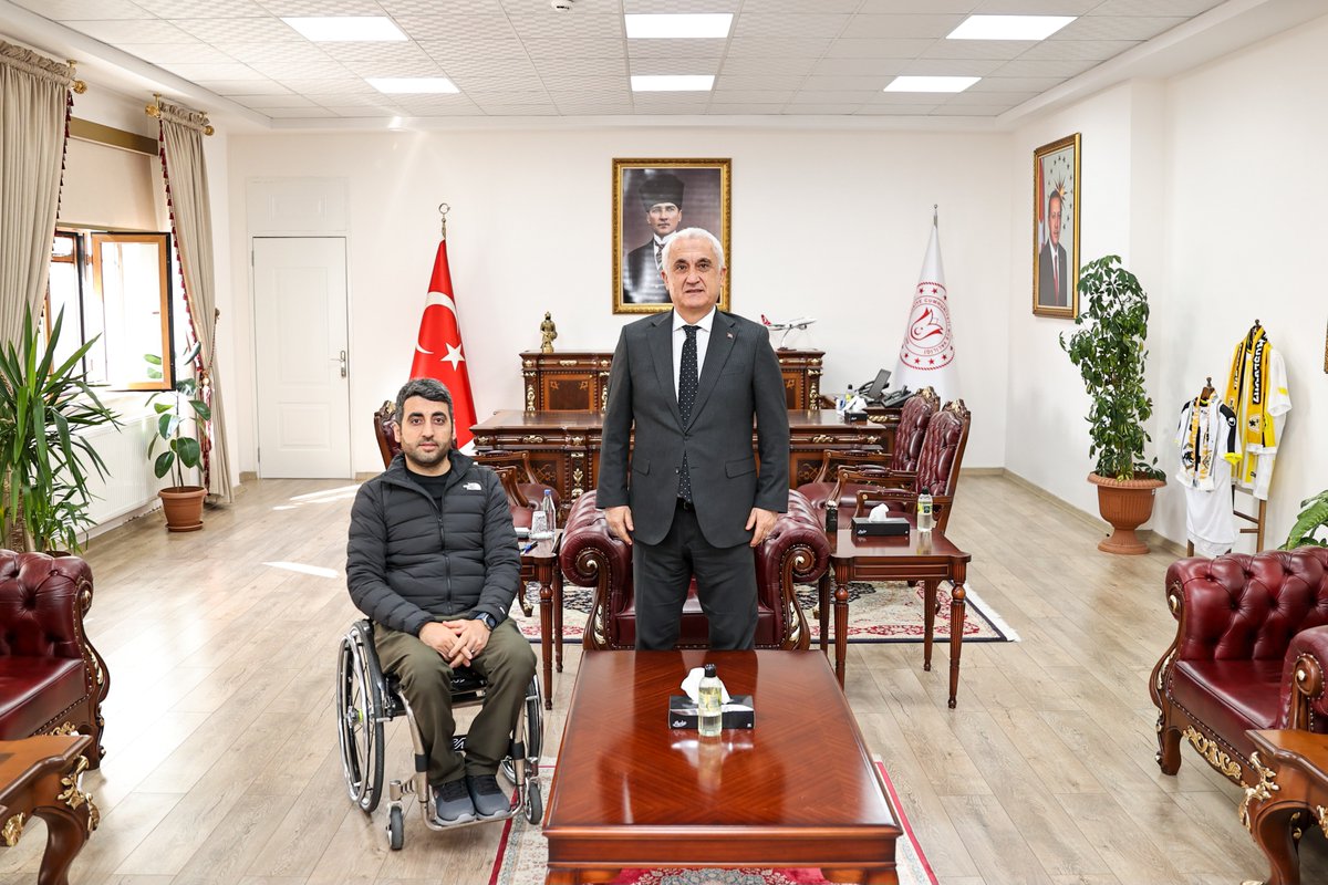 Para Okçuluk Milli Sporcumuz ve Güneydoğu Gazisi Muşlu hemşehrimiz Yavuz Papağan, 

Valimiz Sayın <a href="/Valiavnicakir/">Avni Çakır</a>'ı ziyaret etti.#Muş

📍Muş Valiliği
