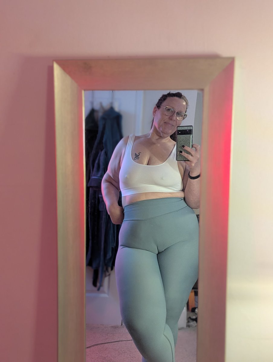 Sjarseneault1's tweet photo. #workoutootd #workoutoutfit #bbw #thick #thicc #curvy #chubby #pawg #mature #milf https://t.co/7CDQRTczFi