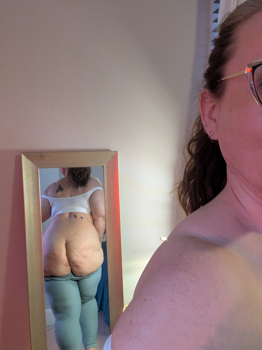 Sjarseneault1's tweet photo. #workoutootd #workoutoutfit #bbw #thick #thicc #curvy #chubby #pawg #mature #milf https://t.co/7CDQRTczFi