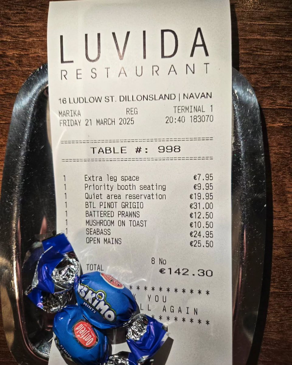 aschapire's tweet photo. El CEO de Ryanair fue a comer a un restaurante irlandés y en la cuenta le sumaro, "cositas", como hace la aerolínea: "espacio extra para las piernas", "asientos prioritarios"... Buen márketing para el restaurante, que se hizo viral. https://t.co/7SB1F3HOBT