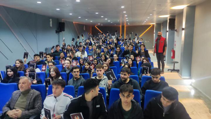 Terörle Mücadele Şube Müdürlüğümüzce “Gençlik ve Güvenli Gelecek” isimli proje kapsamında İlimiz merkezde Lise 11. ve 12. sınıf öğrencilerine “Terör Örgütlerinin Eleman Kazanma Faaliyetlerine Karşı Toplumsal Refleks Oluşturulması” amacıyla 290 öğrencimize bilgilendirme yapıldı.