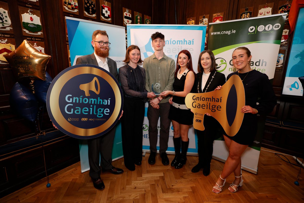 Conradh na Gaeilge ⭕️ (@cnag) on Twitter photo Bronnadh na nGradam Gníomhaí Gaeilge 🏆 Comhghairdeas leis na grúpaí seo a d’éirigh leo Gradam Óir a bhaint amach faoin scéim mheantóireachta agus oiliúna, Gníomhaí Gaeilge.
Buíochas le <a href="/TheUSI/">Union of Students in Ireland</a> as a dtacaíocht le Gníomhaí Gaeilge & leis an <a href="/hea_irl/">HEA</a> as ucht an scéim a mhaoiniú🤝 Bronnadh na nGradam Gníomhaí Gaeilge 🏆 Comhghairdeas leis na grúpaí seo a d’éirigh leo Gradam Óir a bhaint amach faoin scéim mheantóireachta agus oiliúna, Gníomhaí Gaeilge.
Buíochas le <a href="/TheUSI/">Union of Students in Ireland</a> as a dtacaíocht le Gníomhaí Gaeilge & leis an <a href="/hea_irl/">HEA</a> as ucht an scéim a mhaoiniú🤝