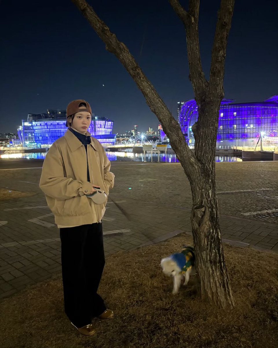 late-night strolls by the riverside, city lights dancing on the water, and this little fluff ball making every step feel like a dream. sometimes, all you need is a loyal pup, and a quiet moment to remind you how soft life can be.