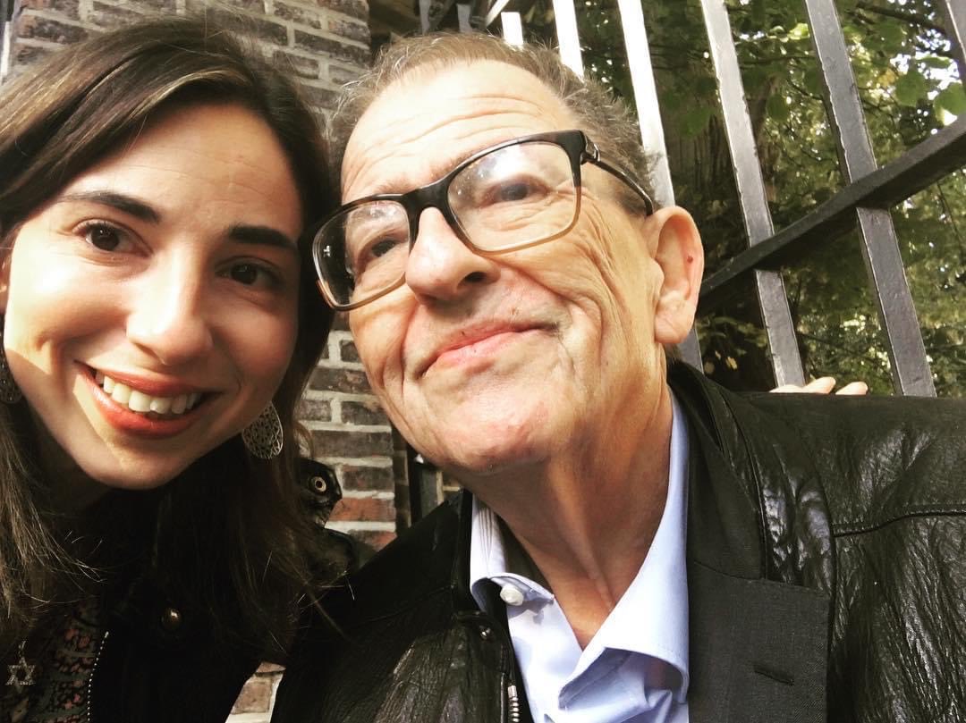 Terwijl ik zelf op het nieuwe leven wacht, denk ik aan mijn vader die vandaag (alweer!) precies zes jaar geleden overleed. Alles is anders, maar ook met elkaar verbonden. Dag pap, love you to the moon and back 💫🌙🌟❤️🐣. Max Hans van Weezel 9-7-1951  — 11-4-2019