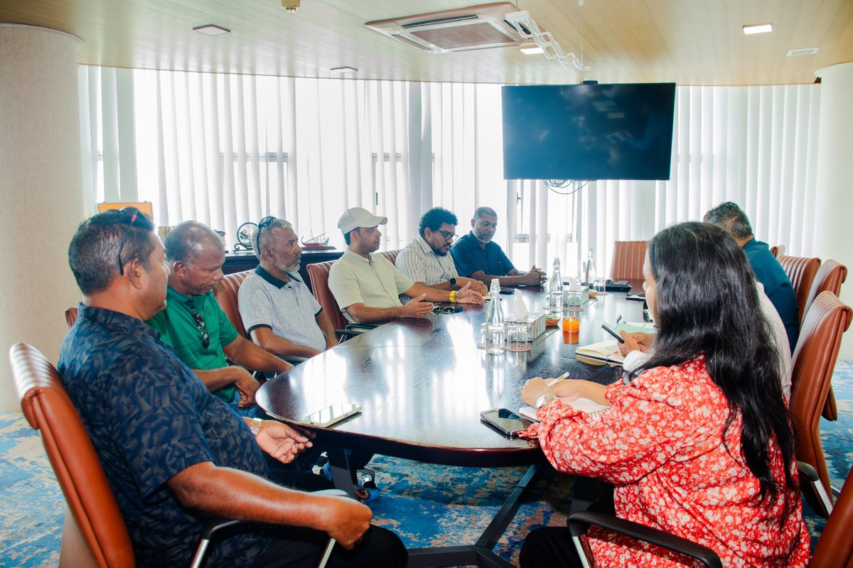 FishermensUnion's tweet photo. ބޮޑުކަންނެލިމަސްވެރިކަމުގެ ސިނާއަތުގައި ހުރި ގޮންޖެހުންތަކާއި،މި ސިނާއަތަށް ދިވެހި ޒުވާނުންއިތުރު ކުރުމާއި މަސްވެރިންނަށް ލިބޭ އާމްދަނީ އިތުރުކުރުމާއި މި ސިނާއަތަށް ފައިދާ ކުރާނެ ކަންކަމާމެދުމަޝްވަރާ ކުރެވުނު. އުއްމީދަކީ މި ކަންކަމަށް ހައްލެއްލިބި,މި ސިނާއަތަށް ކުރިއެރުން ލިބުން! https://t.co/q1YtA8zxNK