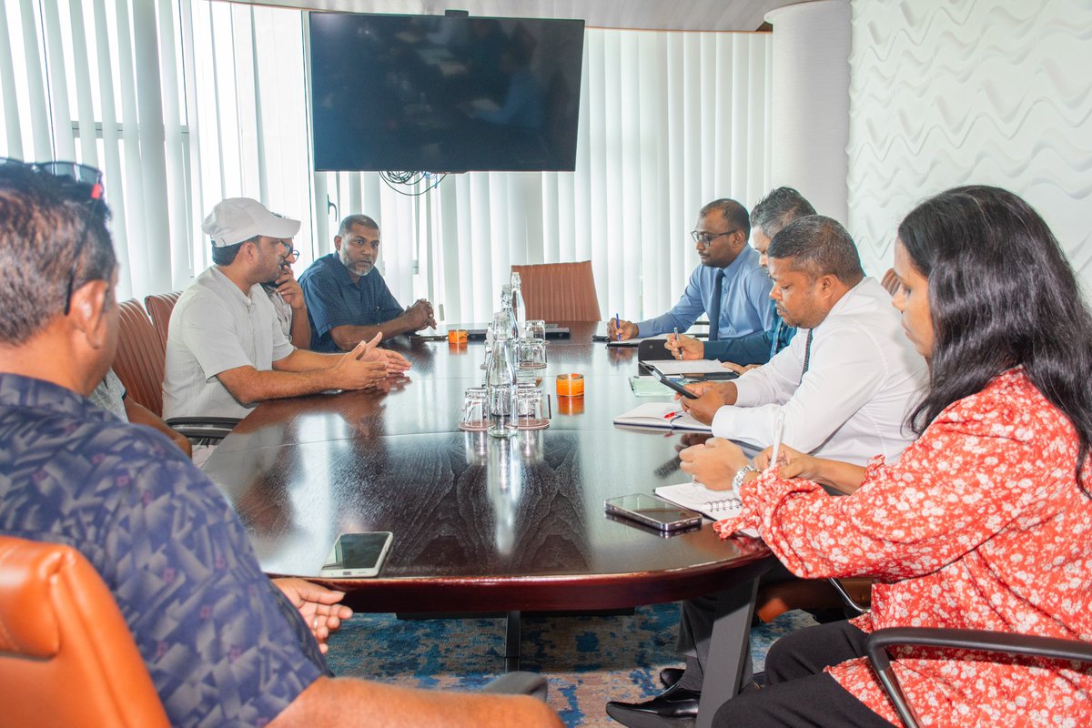 FishermensUnion's tweet photo. ބޮޑުކަންނެލިމަސްވެރިކަމުގެ ސިނާއަތުގައި ހުރި ގޮންޖެހުންތަކާއި،މި ސިނާއަތަށް ދިވެހި ޒުވާނުންއިތުރު ކުރުމާއި މަސްވެރިންނަށް ލިބޭ އާމްދަނީ އިތުރުކުރުމާއި މި ސިނާއަތަށް ފައިދާ ކުރާނެ ކަންކަމާމެދުމަޝްވަރާ ކުރެވުނު. އުއްމީދަކީ މި ކަންކަމަށް ހައްލެއްލިބި,މި ސިނާއަތަށް ކުރިއެރުން ލިބުން! https://t.co/q1YtA8zxNK