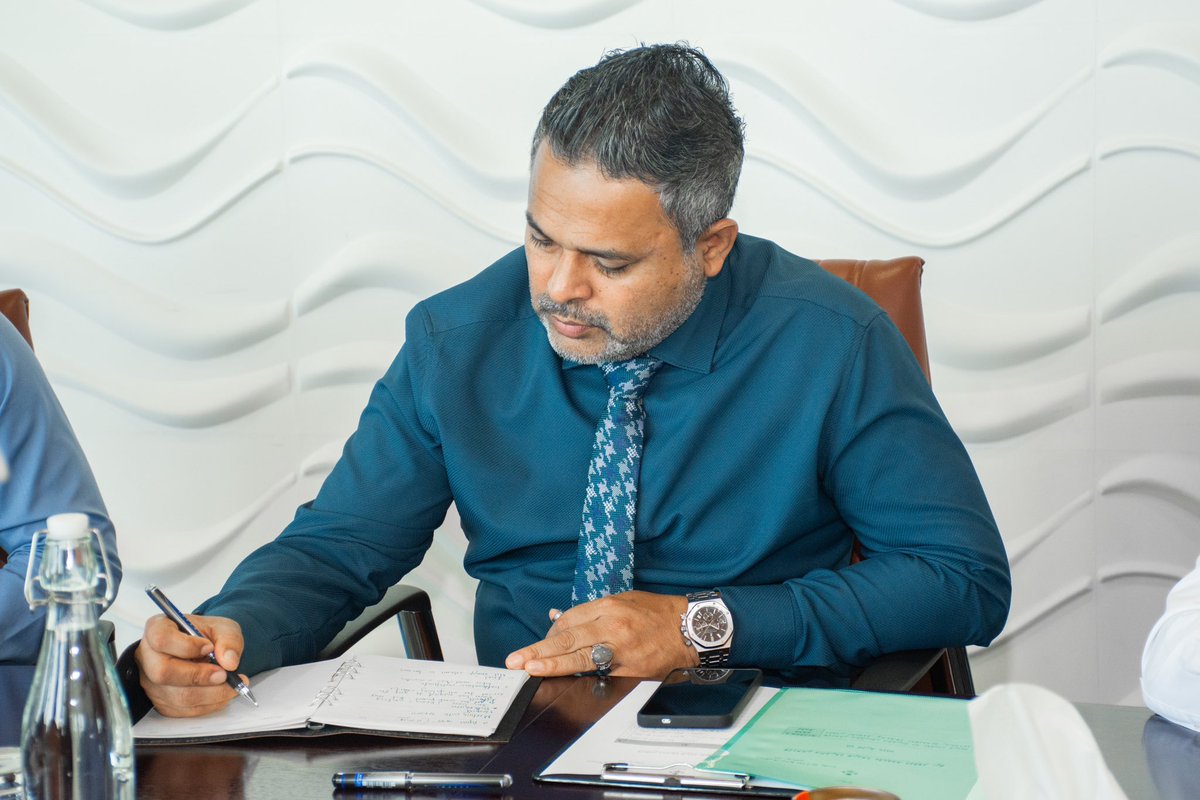 FishermensUnion's tweet photo. ބޮޑުކަންނެލިމަސްވެރިކަމުގެ ސިނާއަތުގައި ހުރި ގޮންޖެހުންތަކާއި،މި ސިނާއަތަށް ދިވެހި ޒުވާނުންއިތުރު ކުރުމާއި މަސްވެރިންނަށް ލިބޭ އާމްދަނީ އިތުރުކުރުމާއި މި ސިނާއަތަށް ފައިދާ ކުރާނެ ކަންކަމާމެދުމަޝްވަރާ ކުރެވުނު. އުއްމީދަކީ މި ކަންކަމަށް ހައްލެއްލިބި,މި ސިނާއަތަށް ކުރިއެރުން ލިބުން! https://t.co/q1YtA8zxNK