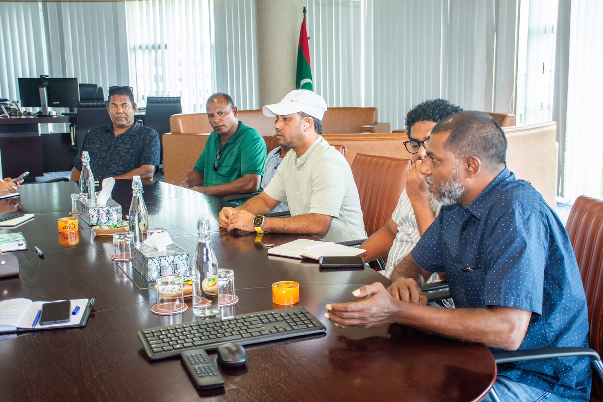 FishermensUnion's tweet photo. ބޮޑުކަންނެލިމަސްވެރިކަމުގެ ސިނާއަތުގައި ހުރި ގޮންޖެހުންތަކާއި،މި ސިނާއަތަށް ދިވެހި ޒުވާނުންއިތުރު ކުރުމާއި މަސްވެރިންނަށް ލިބޭ އާމްދަނީ އިތުރުކުރުމާއި މި ސިނާއަތަށް ފައިދާ ކުރާނެ ކަންކަމާމެދުމަޝްވަރާ ކުރެވުނު. އުއްމީދަކީ މި ކަންކަމަށް ހައްލެއްލިބި,މި ސިނާއަތަށް ކުރިއެރުން ލިބުން! https://t.co/q1YtA8zxNK