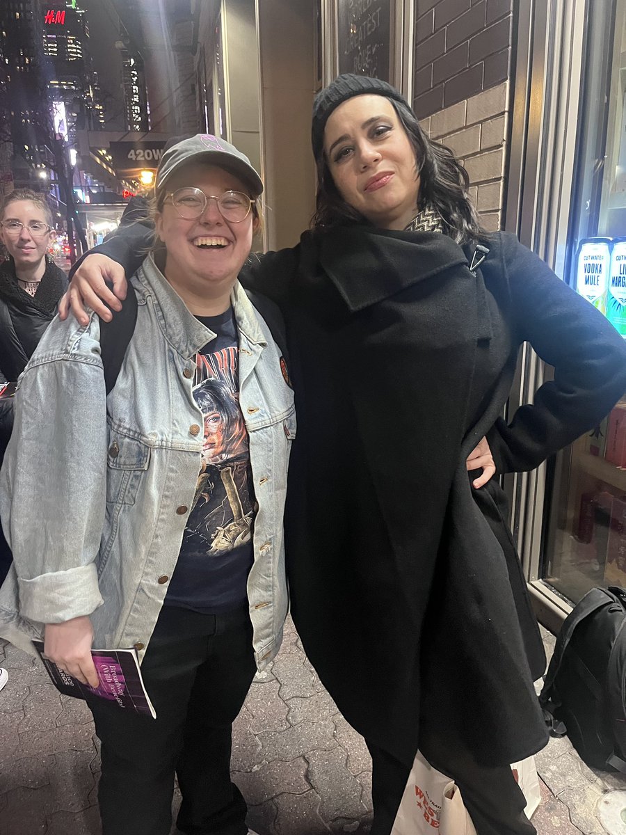 Bernie__T's tweet photo. So so so amazing meeting you last night @SamanthaBeart !! https://t.co/nBiD5XMYia