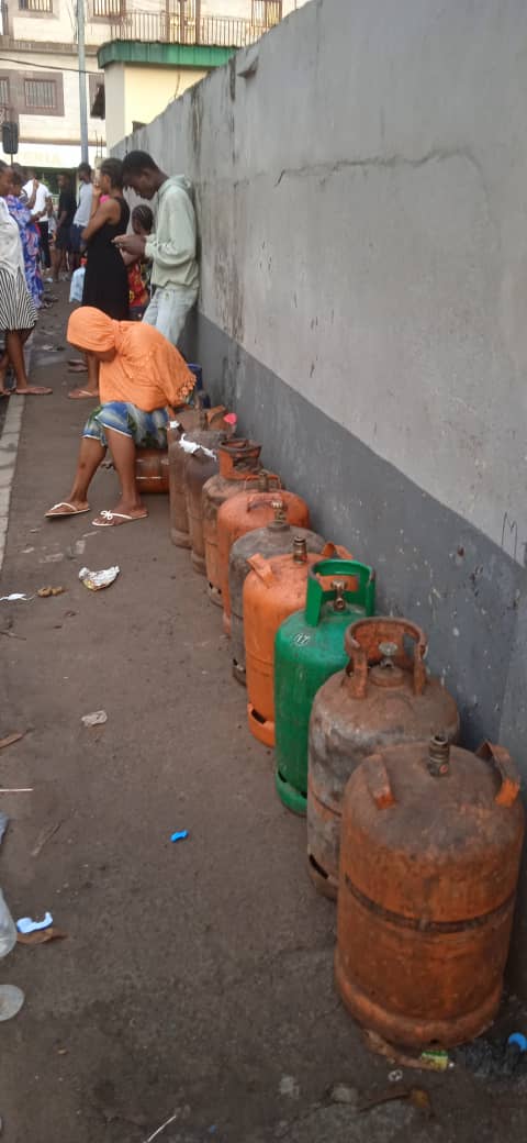 Malabo, la capital de la famosa Guinea Ecuatorial. Hoy día 11/04/2025, la población no tiene gas para cocinar. El vicepresidente de su padre no deja de hacer publicidades vacías y engañosas sobre sus encuentros con grandes empresas. Hablar es una cosa, hacer, es otra.