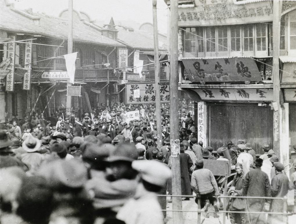 Crowds watching a procession welcoming the Northern Expedition (Nationalist forces), Shanghai, 1927

Armstrong, William Collection
Ar04-168
hpcbristol.net/visual/Ar04-168

#shanghai #oldshanghai #chinesehistory #china #上海 #歷史 #近代史