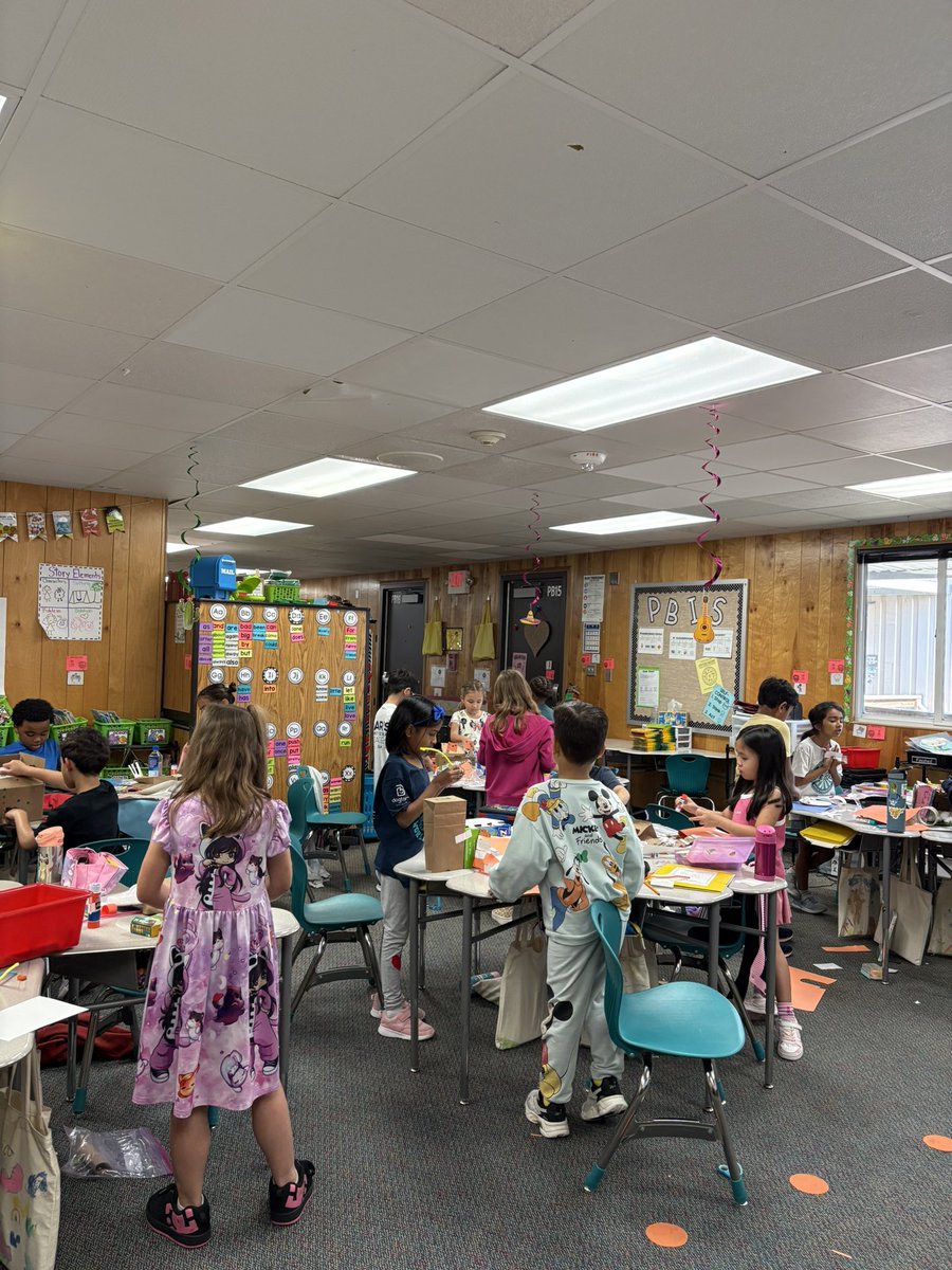 Mendoza2ndWells's tweet image. Problem:  we have wild bunnies who do not have safe places to keep their babies!
Solution: build bunny houses so babies will be safe! 🐰🐰🐰#module10hmh #inquiryproject
@CFISDPK1 @CFISDWells