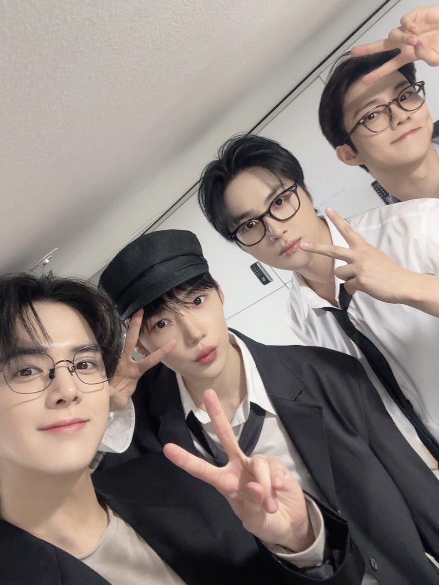 [📸] 더보이즈 The 3rd Album 'Unexpected' 포토 이벤트 완료👔 더보이즈 컴퍼니 첫 출근 모두 어떠셨나요?💼 더보이즈가 보고 싶을 땐 언제나 출근 도장을 찍어 주세요🤍

#THEBOYZ #더보이즈
#Unexpected #VVV
