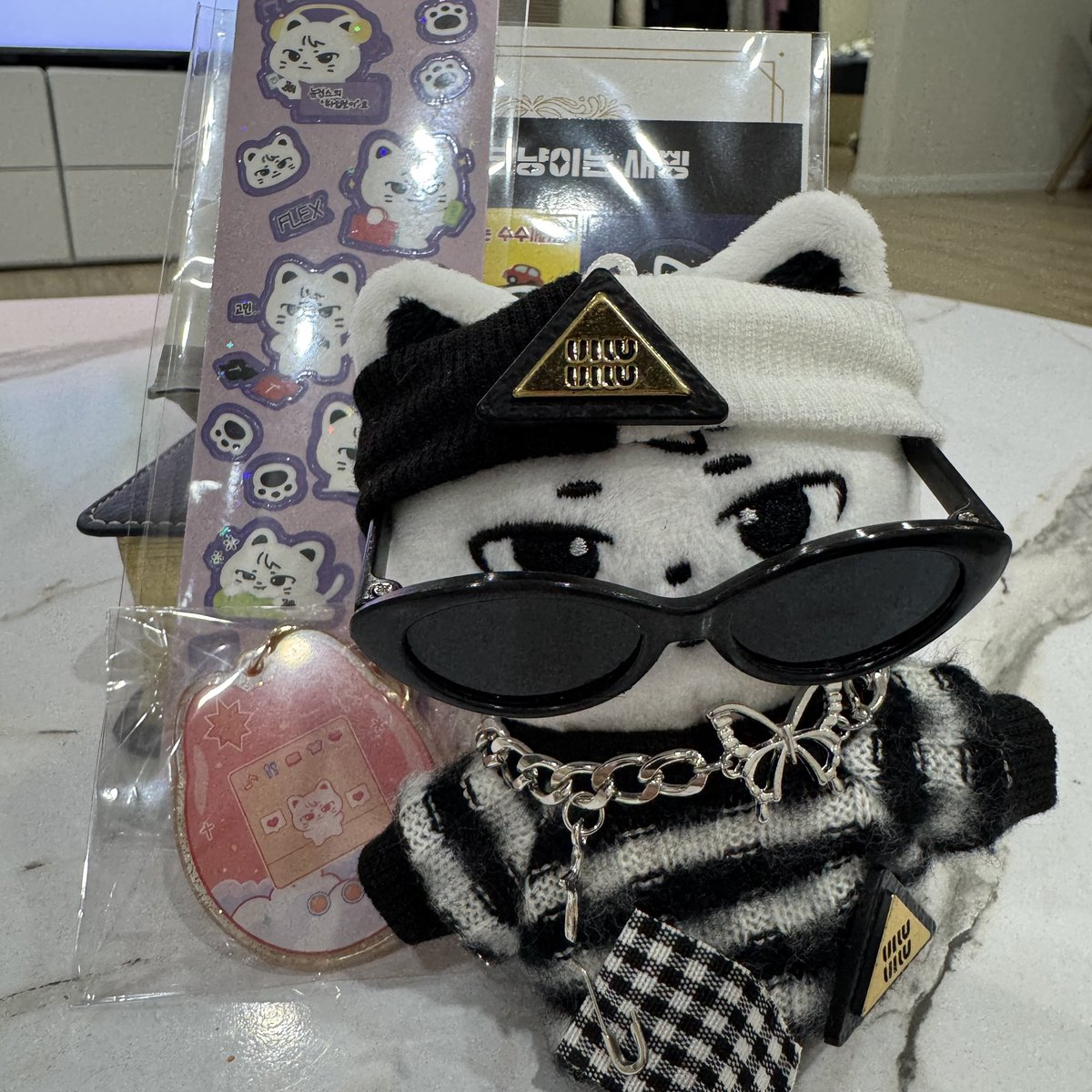 jihomong486's tweet photo. 너무 뽀짝한 코냥이 키링,, 스티커,, 입양서까쥐,,🩶 힙한코냥이와 함께 찰칵찰칵📸

feat. 꿀벌코냥⸝⸝💛
#코냥 #코냥이_펌피럽 #지코 https://t.co/oiP0ha3E2D