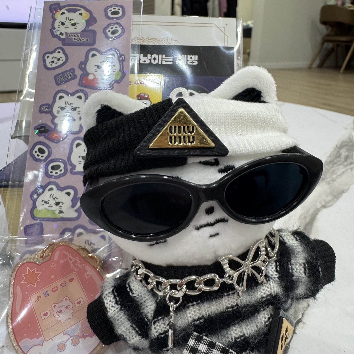 jihomong486's tweet photo. 너무 뽀짝한 코냥이 키링,, 스티커,, 입양서까쥐,,🩶 힙한코냥이와 함께 찰칵찰칵📸

feat. 꿀벌코냥⸝⸝💛
#코냥 #코냥이_펌피럽 #지코 https://t.co/oiP0ha3E2D
