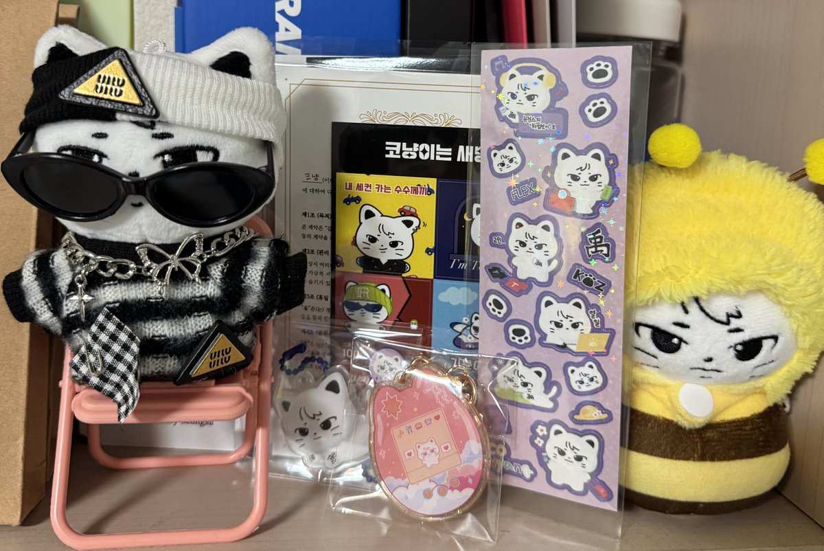 jihomong486's tweet photo. 너무 뽀짝한 코냥이 키링,, 스티커,, 입양서까쥐,,🩶 힙한코냥이와 함께 찰칵찰칵📸

feat. 꿀벌코냥⸝⸝💛
#코냥 #코냥이_펌피럽 #지코 https://t.co/oiP0ha3E2D