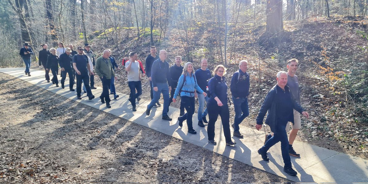 politie4daagse's tweet photo. Vandaag, 11 april, werd de eerste trainingstocht gehouden voor de #grotevoetsurveillance in en bij @4daagsenijmegen.  24 wandelaars van de #PolitieNN liepen 20 km in het Drents-Friesewold bij #Appelscha. Het was een prachtige dag. Inclusief pauzetraining. 
#4d25 https://t.co/trODd31J8X