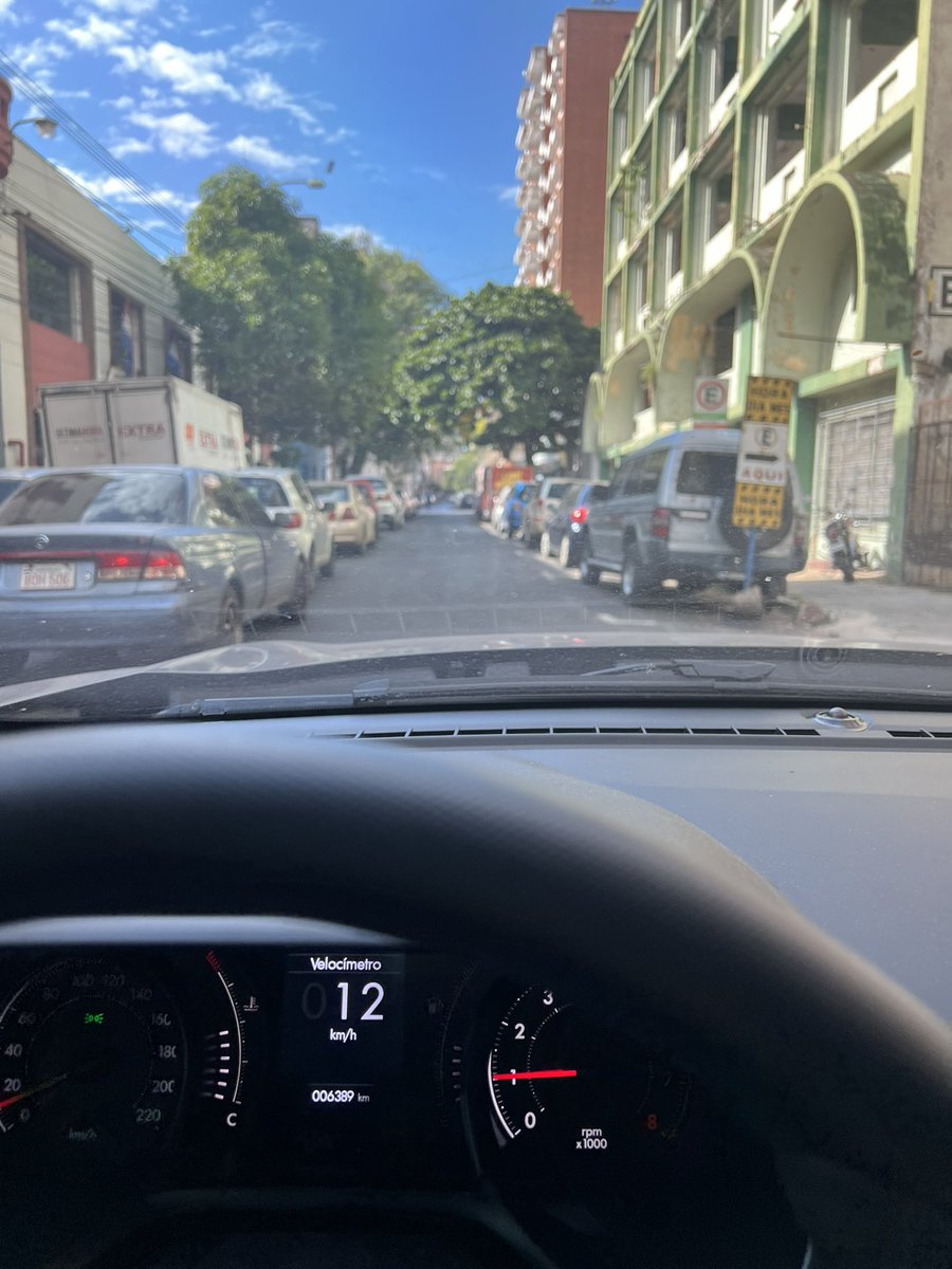 SANDRAFIORE3's tweet photo. Señores policía de tránsito donde están todos los días que no ven esto 
Estacionamiento en doble fila esto no es infracción?@asu_transito https://t.co/4lRY4MlXjw