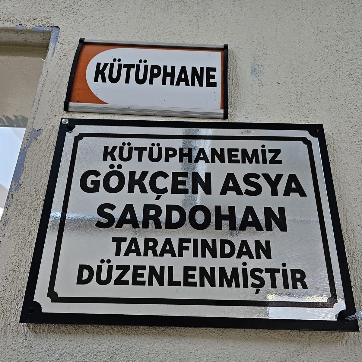 BasmakciKymlik's tweet photo. Kaymakamımız Sn Bilal Çelik ilçemiz hayırseverlerinden Vehbi SARDOHAN'ın katkılarıyla oluşturulan Çok Programlı Anadolu Lisesi Kütüphanesinin açılışını gerçekleştirdi.
Törende eğitime sunduğu değerli katkılarından dolayı, Kaymakamımız hayırseverimize plaket takdim etti. https://t.co/FdmkORvWzf