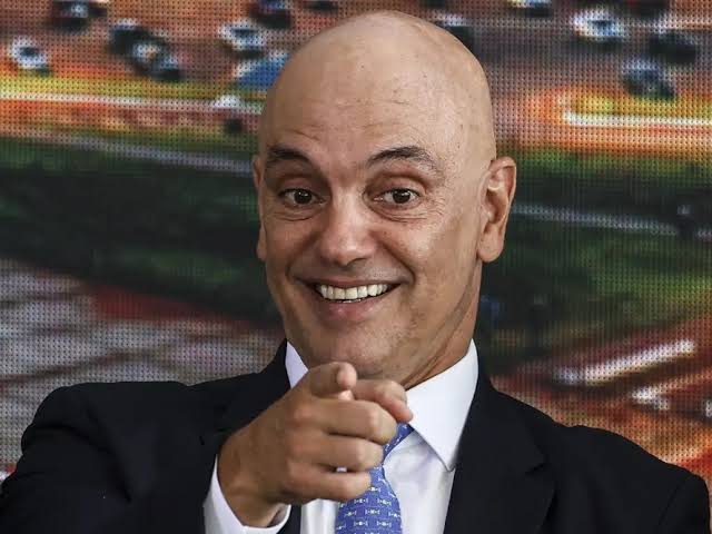 EsquerdaEddie's tweet photo. @revistaoeste Mesmo estando CONTUNDIDO, o técnico XANDÃO vai convocar ele para seleção da PAPUDA 
Afinal, ele é o CAPITÃO!!! KKK
O jogo continua https://t.co/hBm61zkwJK