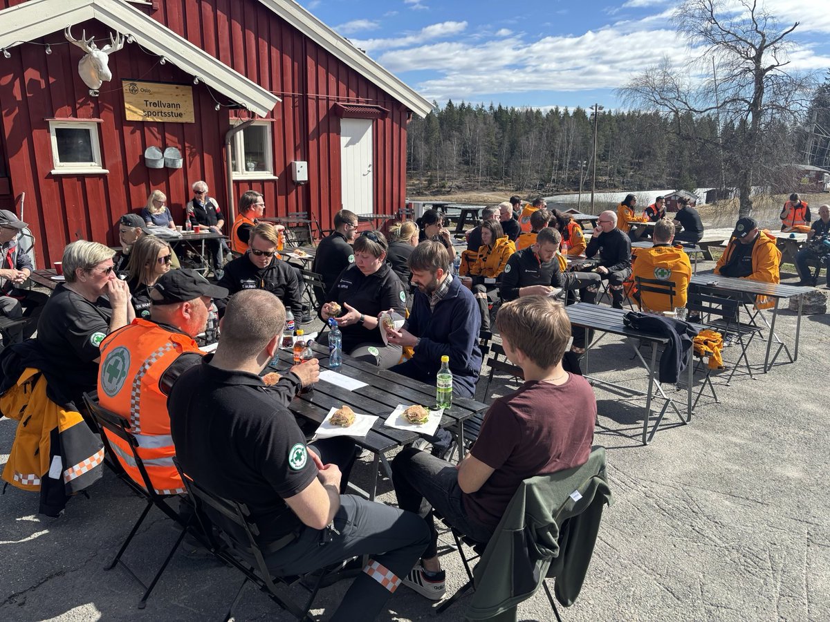 NFFollo's tweet image. Vi deltok da Norsk Folkehjelp åpnet påskeberedskapen for 2025, i Oslo fredag formiddag. Helse- og omsorgsminister Jan Christian Vestre meldte beredskapen klar på Nødnett, deltok på øvelse og tok seg tid til en matbit med oss i vårsola. Vi ønsker alle en god og trygg #påske!🐣😎