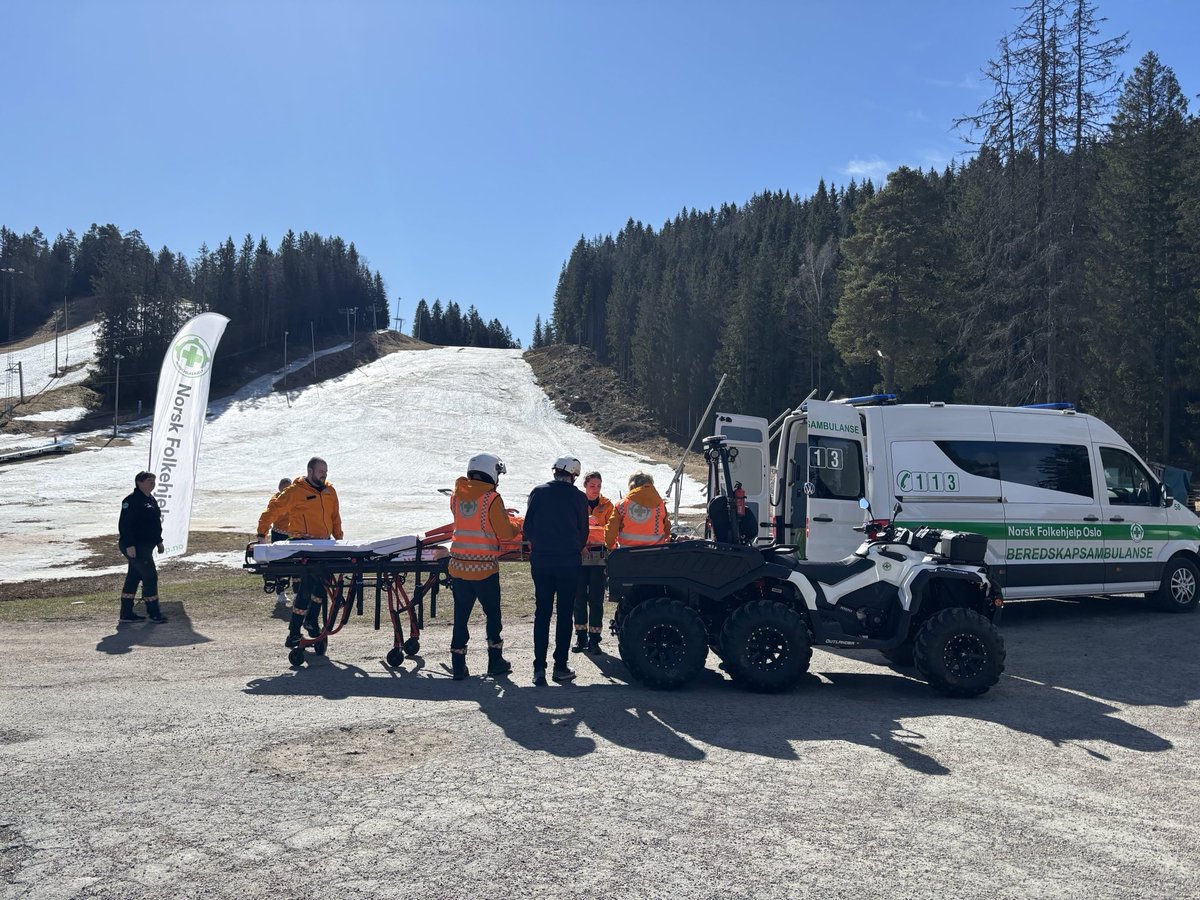 NFFollo's tweet image. Vi deltok da Norsk Folkehjelp åpnet påskeberedskapen for 2025, i Oslo fredag formiddag. Helse- og omsorgsminister Jan Christian Vestre meldte beredskapen klar på Nødnett, deltok på øvelse og tok seg tid til en matbit med oss i vårsola. Vi ønsker alle en god og trygg #påske!🐣😎